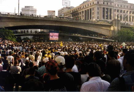 Foto da multido torcendo em frente ao painel da Multivision 